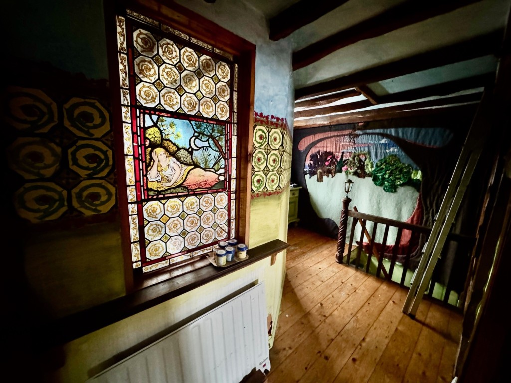 Lot: 31 - DETACHED PERIOD COTTAGE AND ORCHARD LAND - Landing with stain glass window